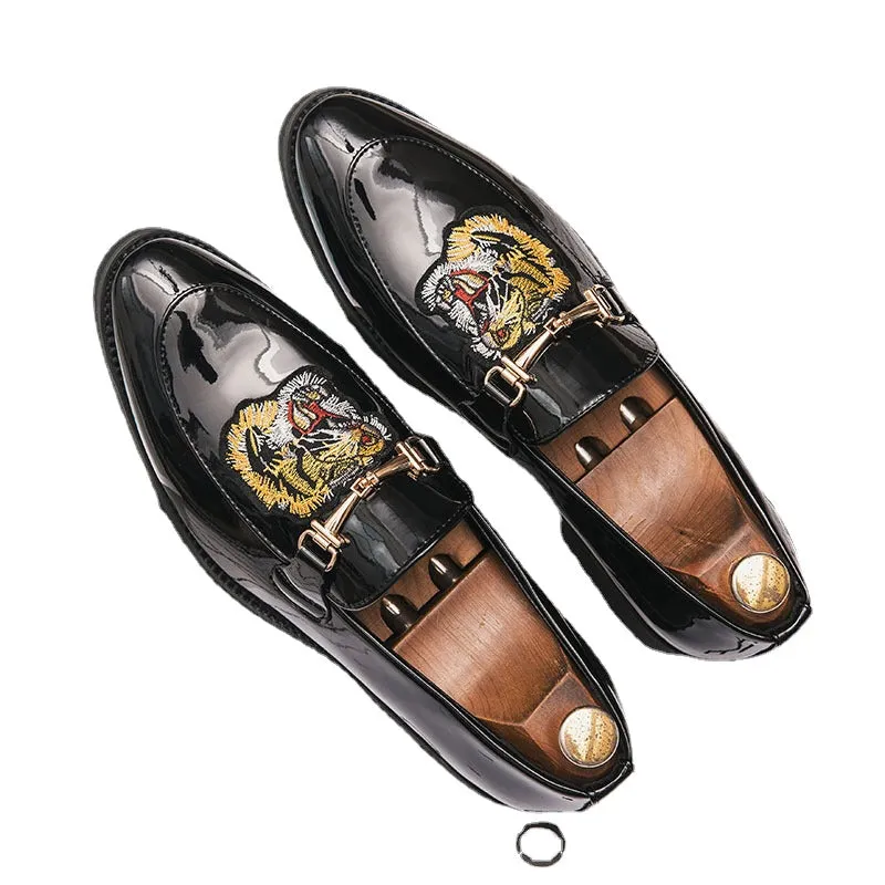 24 fall new tiger and scorpion embroidery single-shoe paint leather hairstylist trend bloke casual leather shoes tide