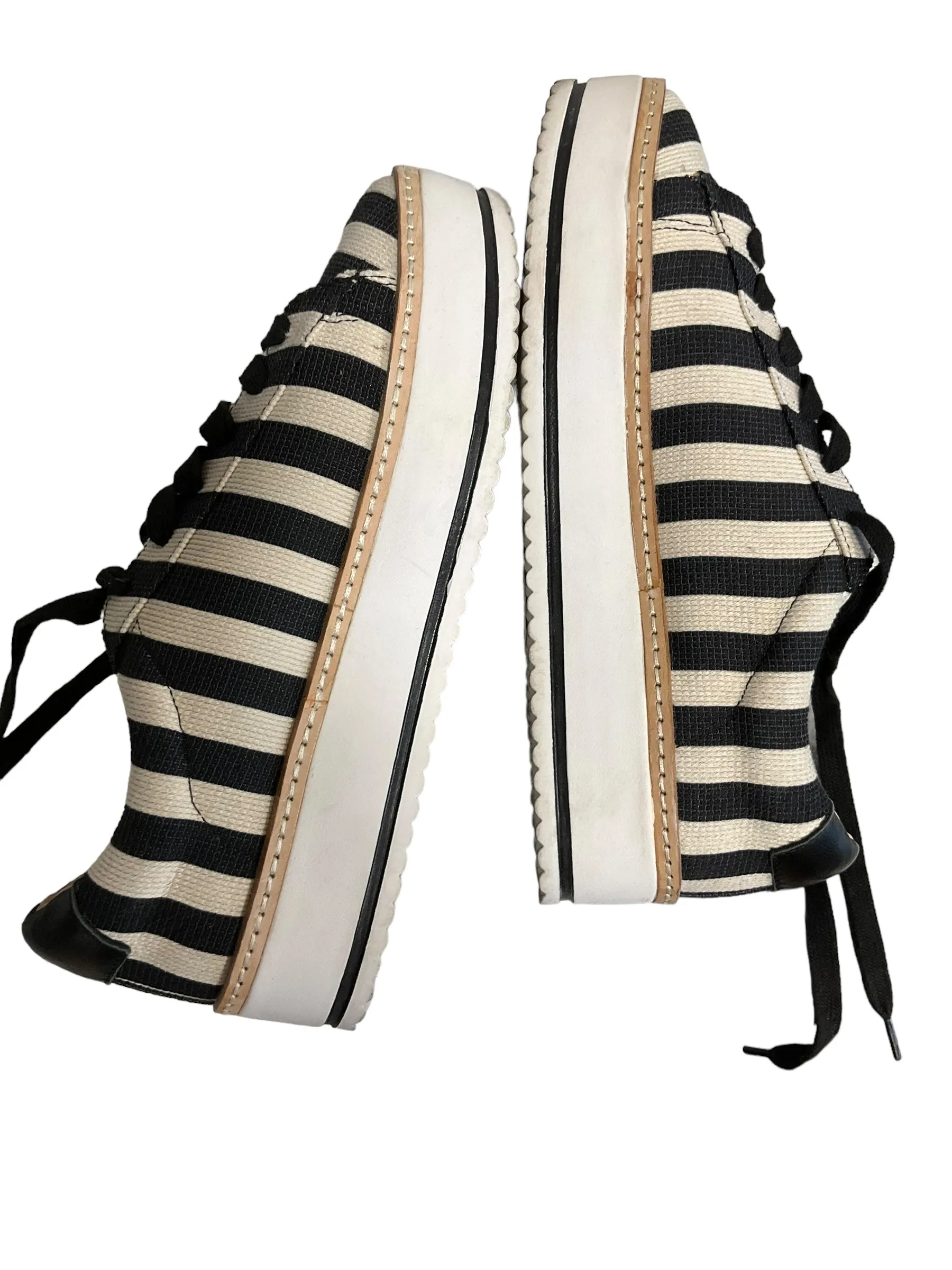 Striped Pattern Shoes Athletic Chelsea And Violet, Size 8